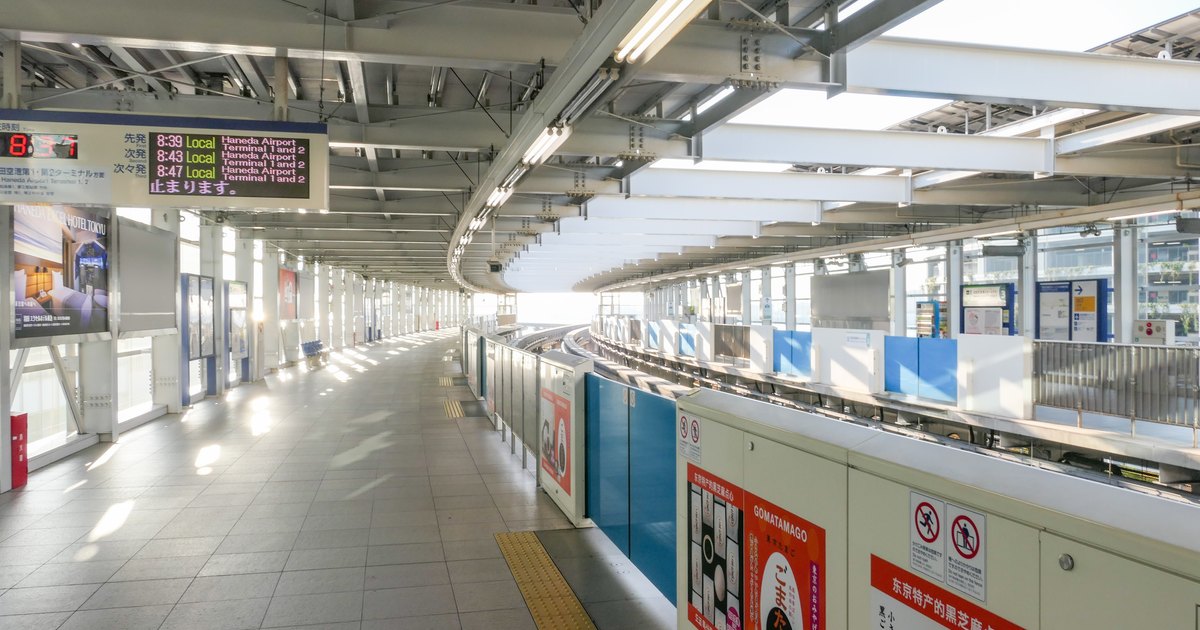 The curved platform and guideway of the Tokyo Monorail station at Haneda Airport