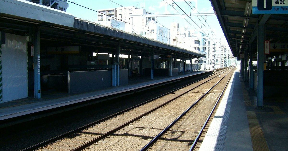 An empty platform at Omorikaigan Station on the Keikyu Main Line