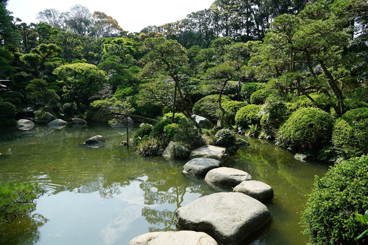 Stepping stones across the pond in Chorakuen's garden