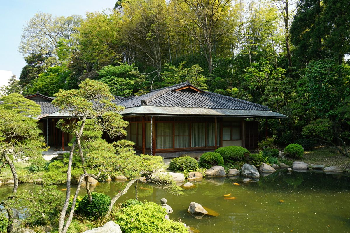 A detached villa on the pond in Chorakuen's garden