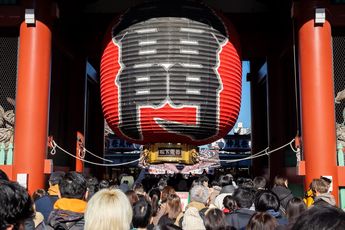 Hatsumode crowd at Sensoji's Kaminarimon gate