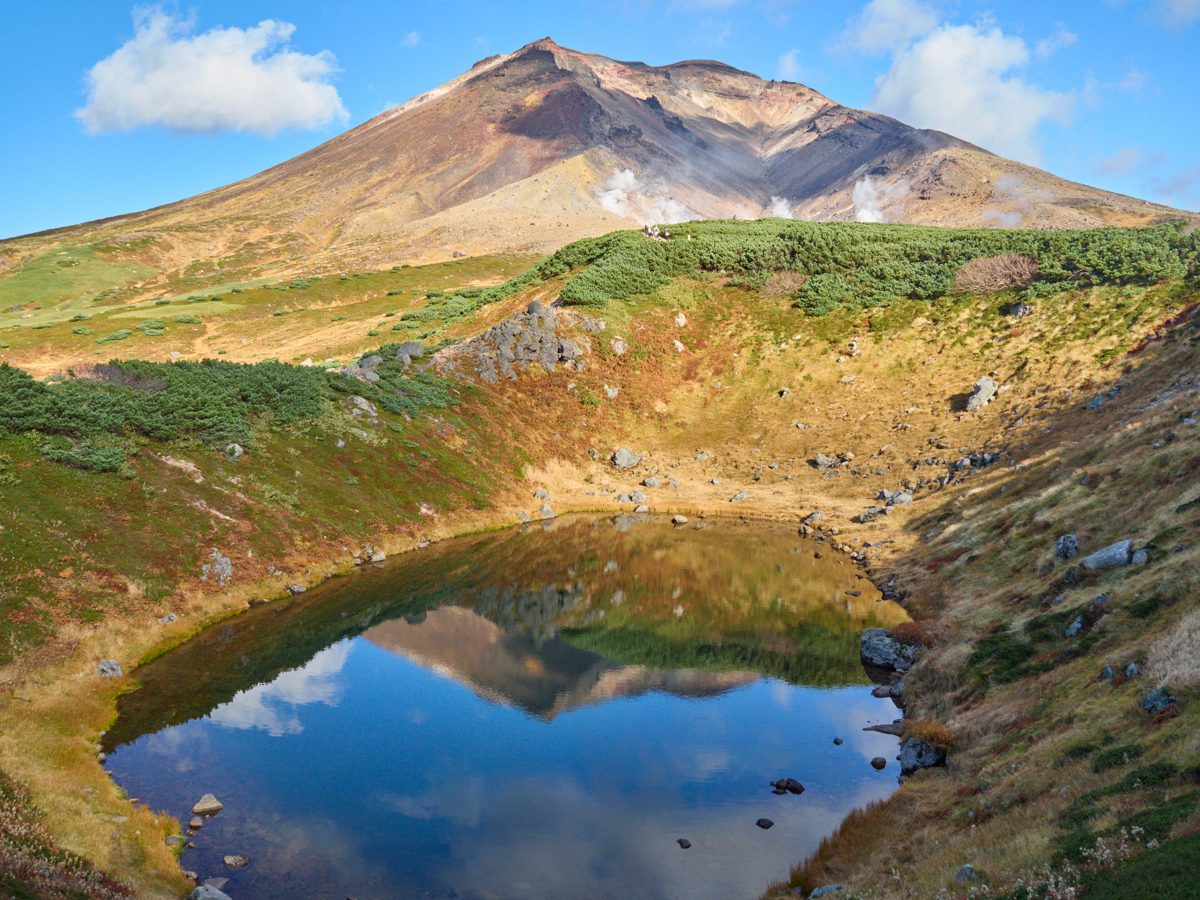 Asahidake in the Daisetsuzan range with autumn colors