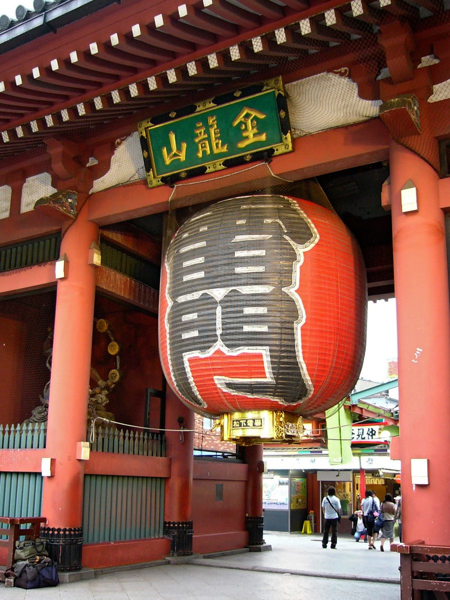 Kaminarimon gate with its large red lantern in Asakusa, Tokyo