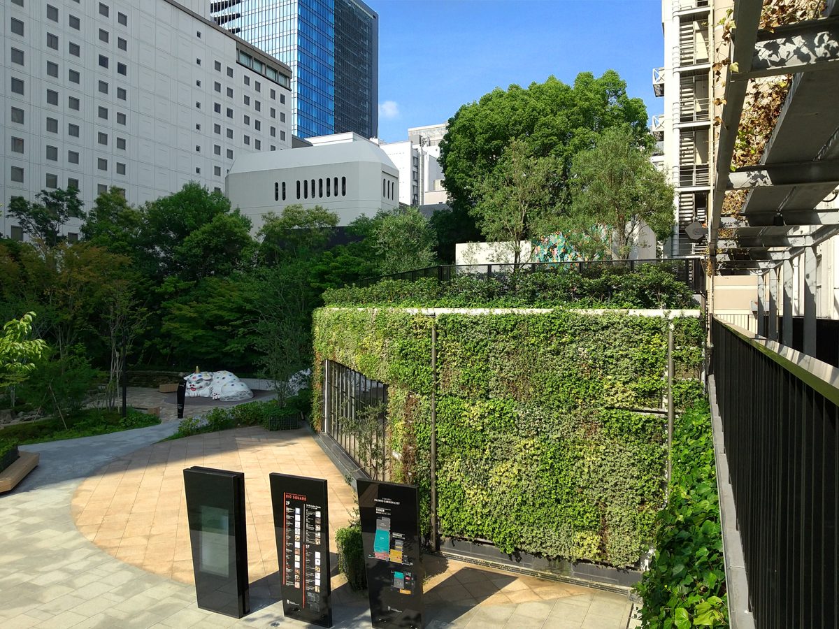 Green-walled stage building at Fukuoka Daimyo Garden City