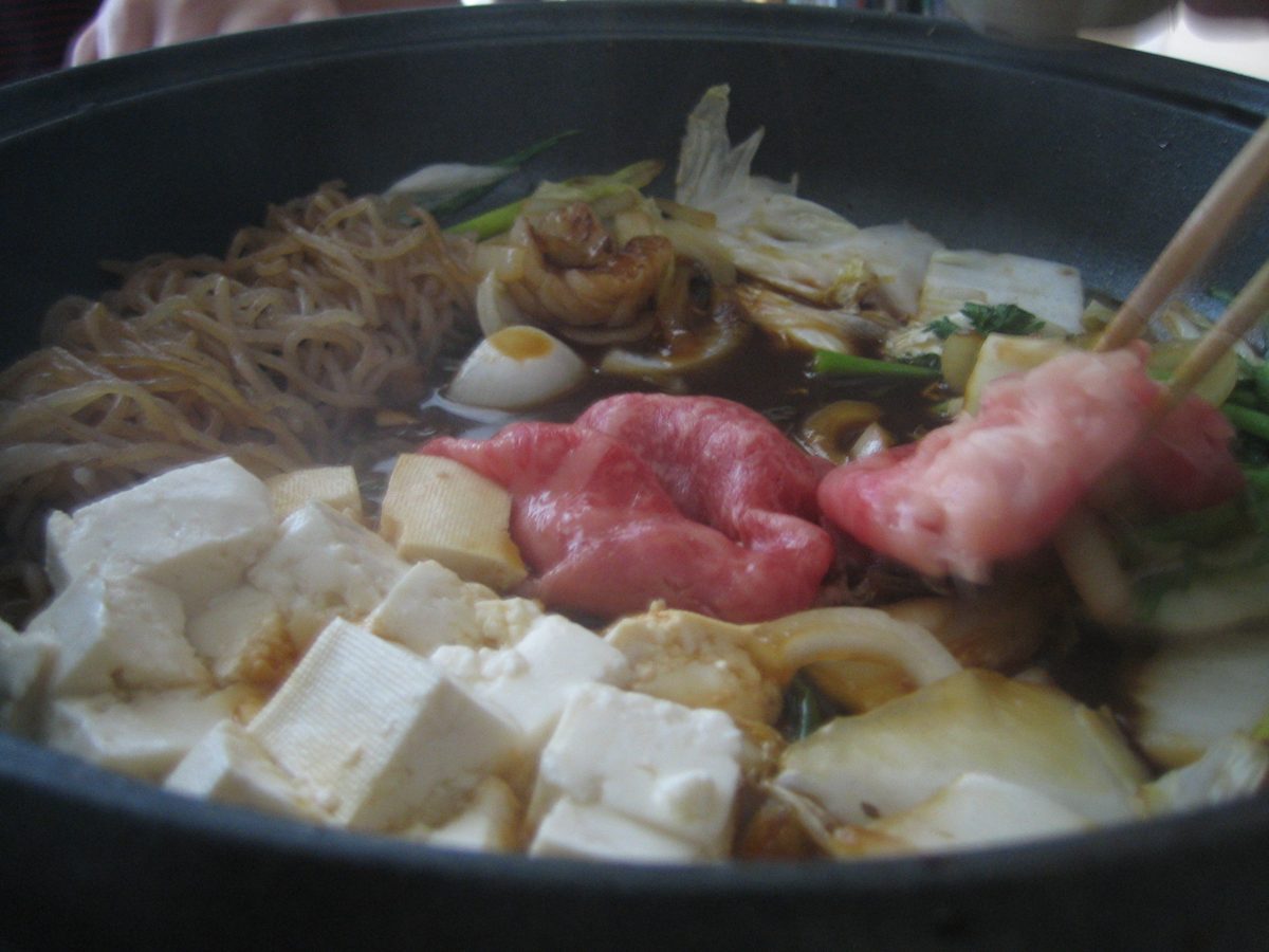 Sukiyaki pot with beef, tofu and leeks