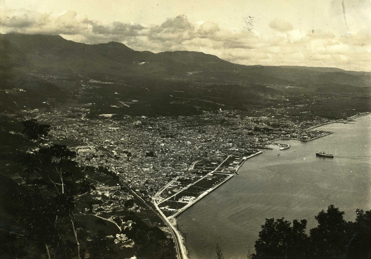 Old black-and-white aerial view of Beppu and the bay