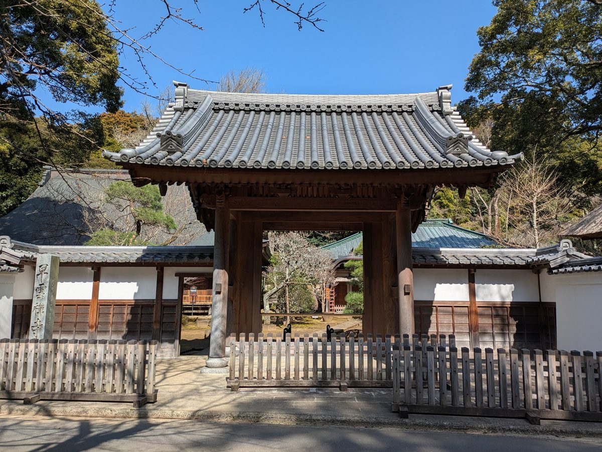 The wooden gate of Soun-ji temple under a clear blue sky