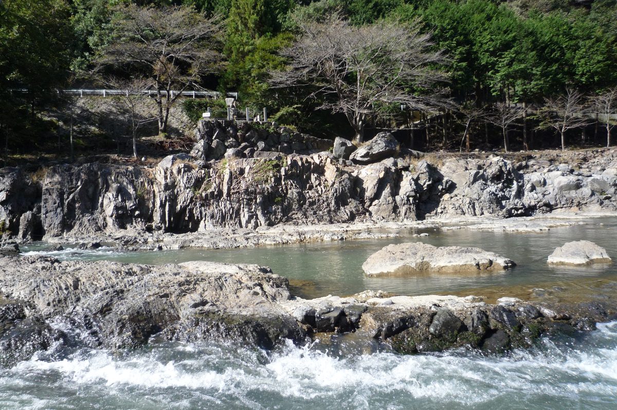 Rocks and rapids on the river through the Arashiyama gorge