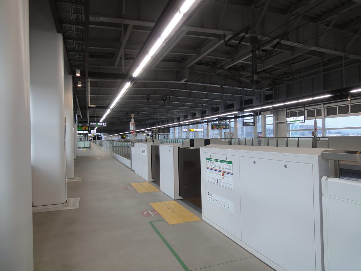 A Hokuriku Shinkansen platform with platform doors at Iiyama Station