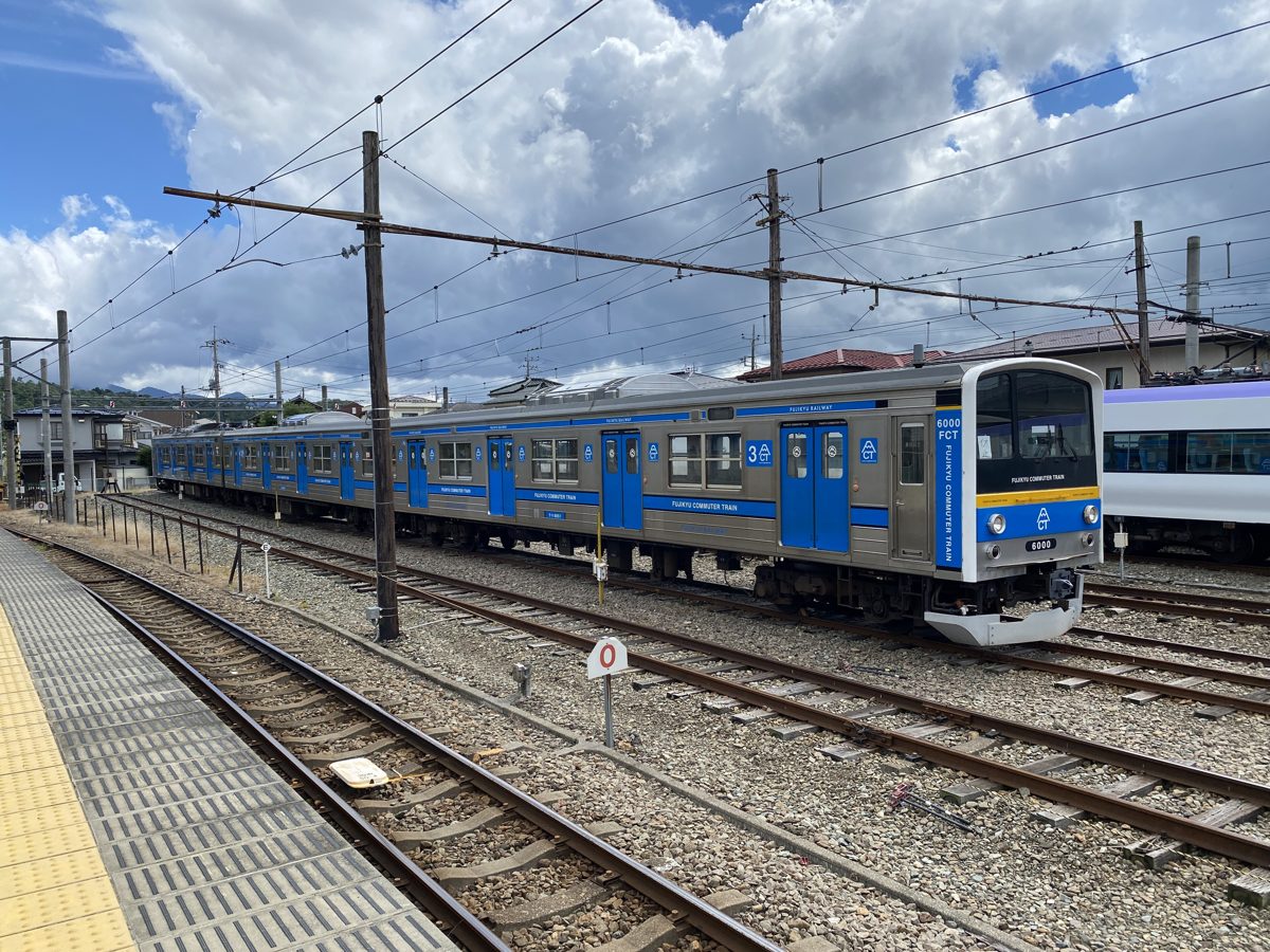 A blue Fujikyu train at Kawaguchiko Station
